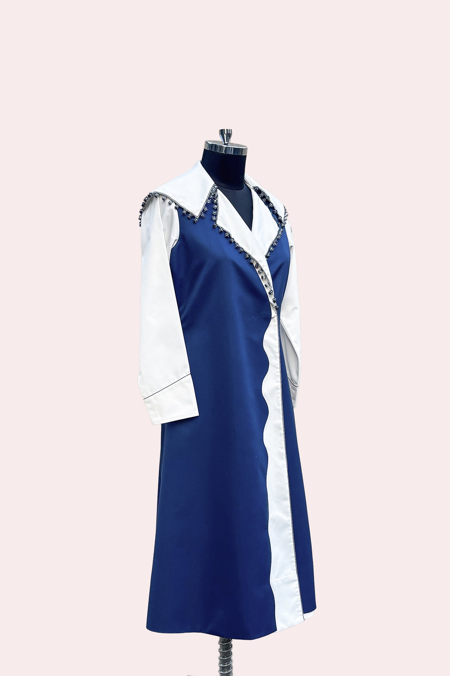 RIPPLE TRENCH WHITE AND NAVY