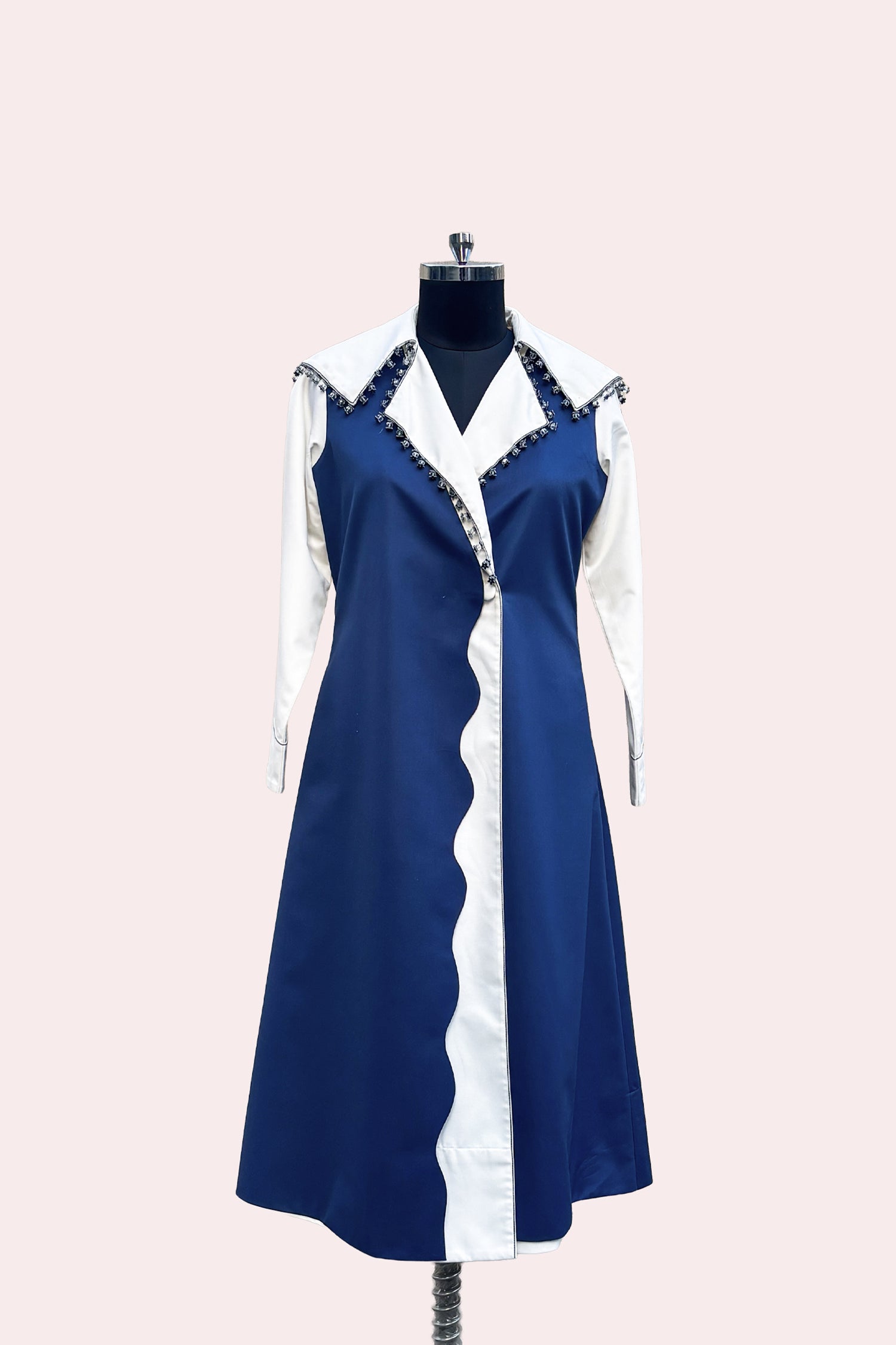 RIPPLE TRENCH WHITE AND NAVY