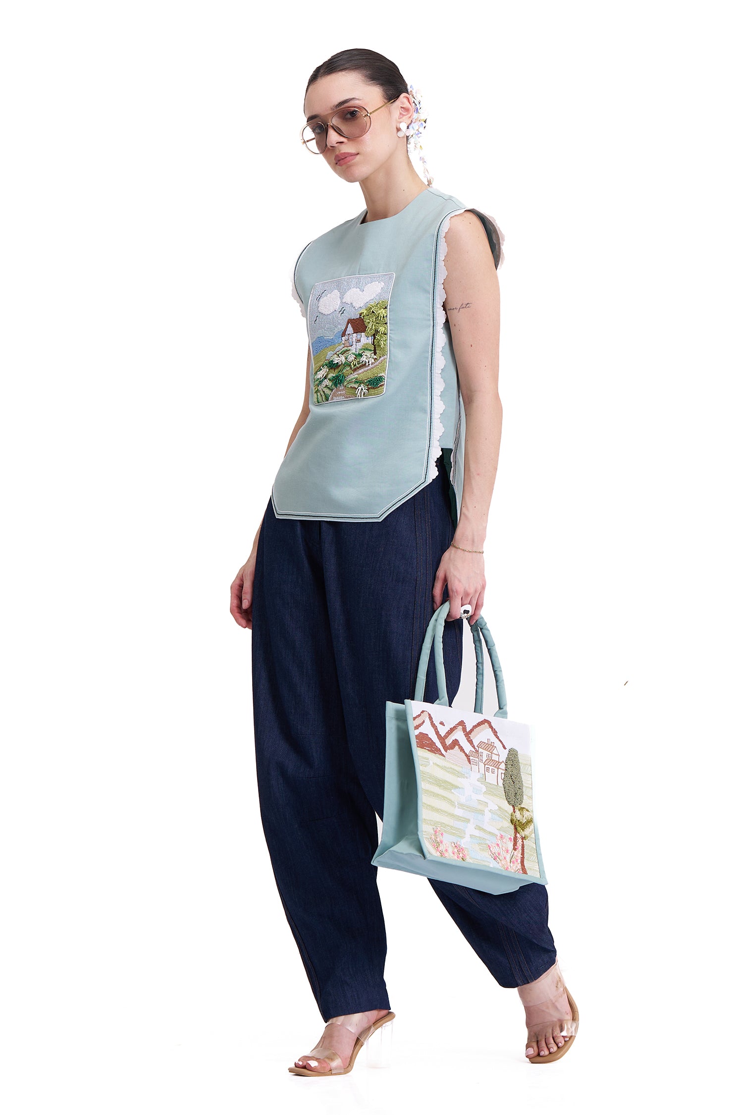 BARNHOUSE OVERLAY 
WITH BASQUE PANTS