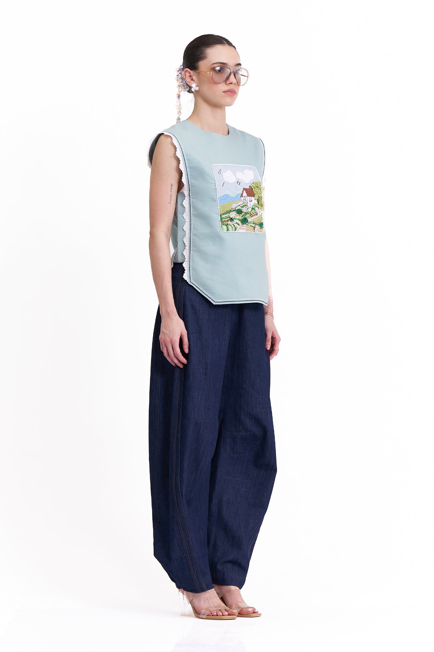 BARNHOUSE OVERLAY 
WITH BASQUE PANTS