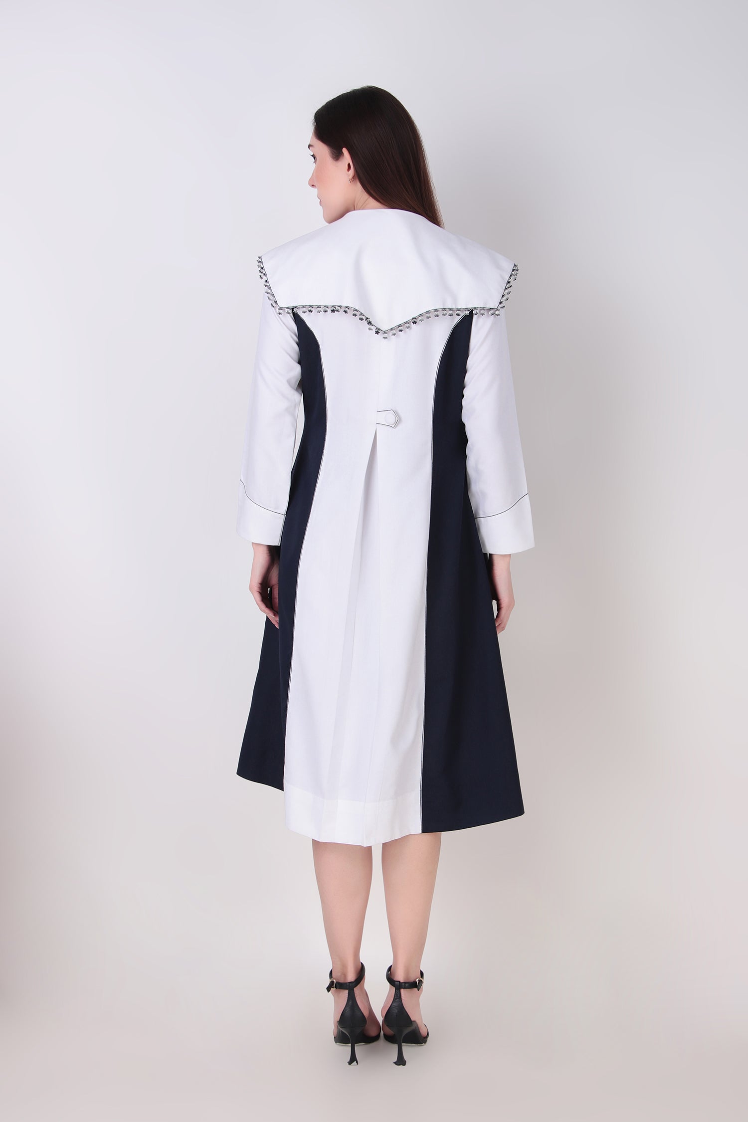 RIPPLE TRENCH WHITE AND NAVY