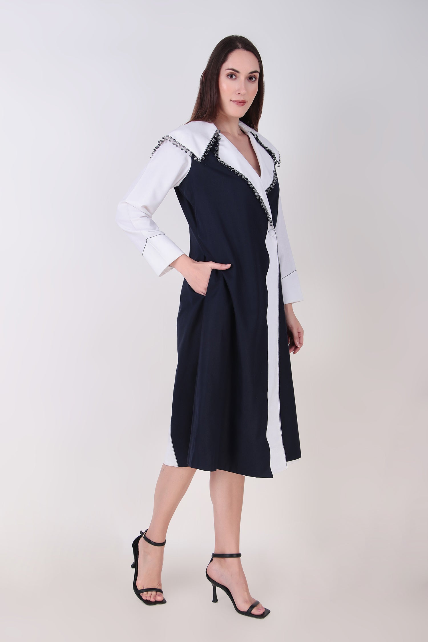 RIPPLE TRENCH WHITE AND NAVY