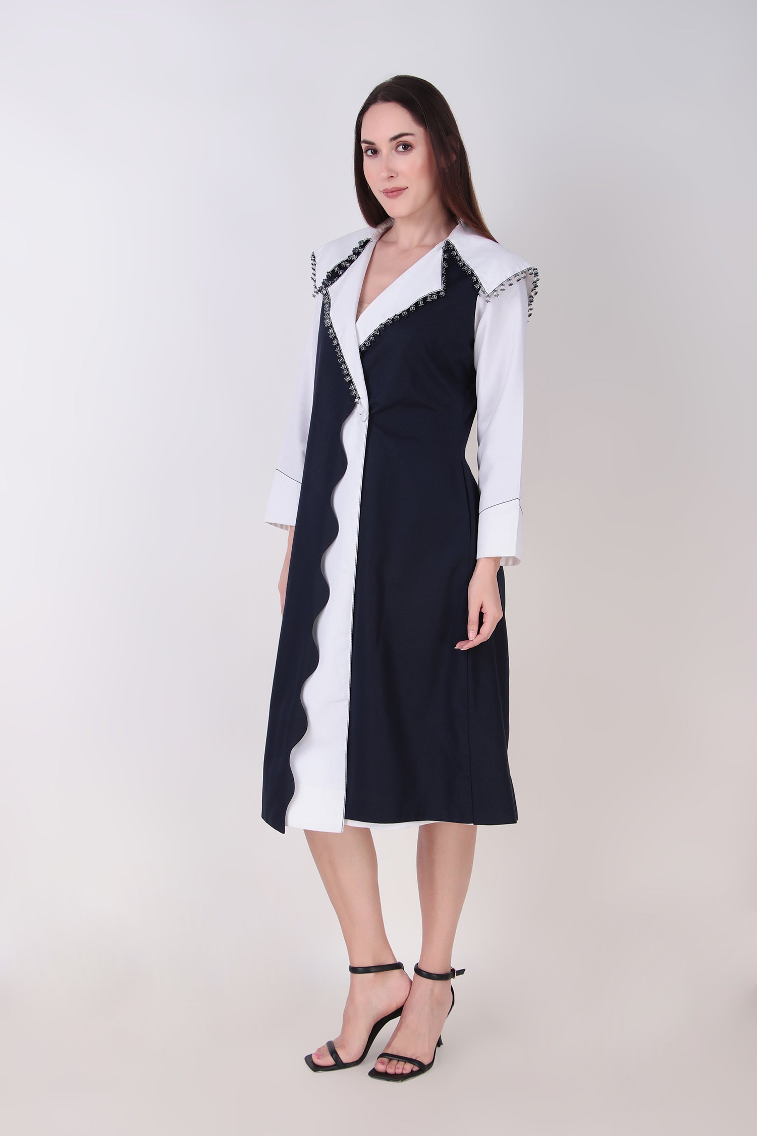 RIPPLE TRENCH WHITE AND NAVY