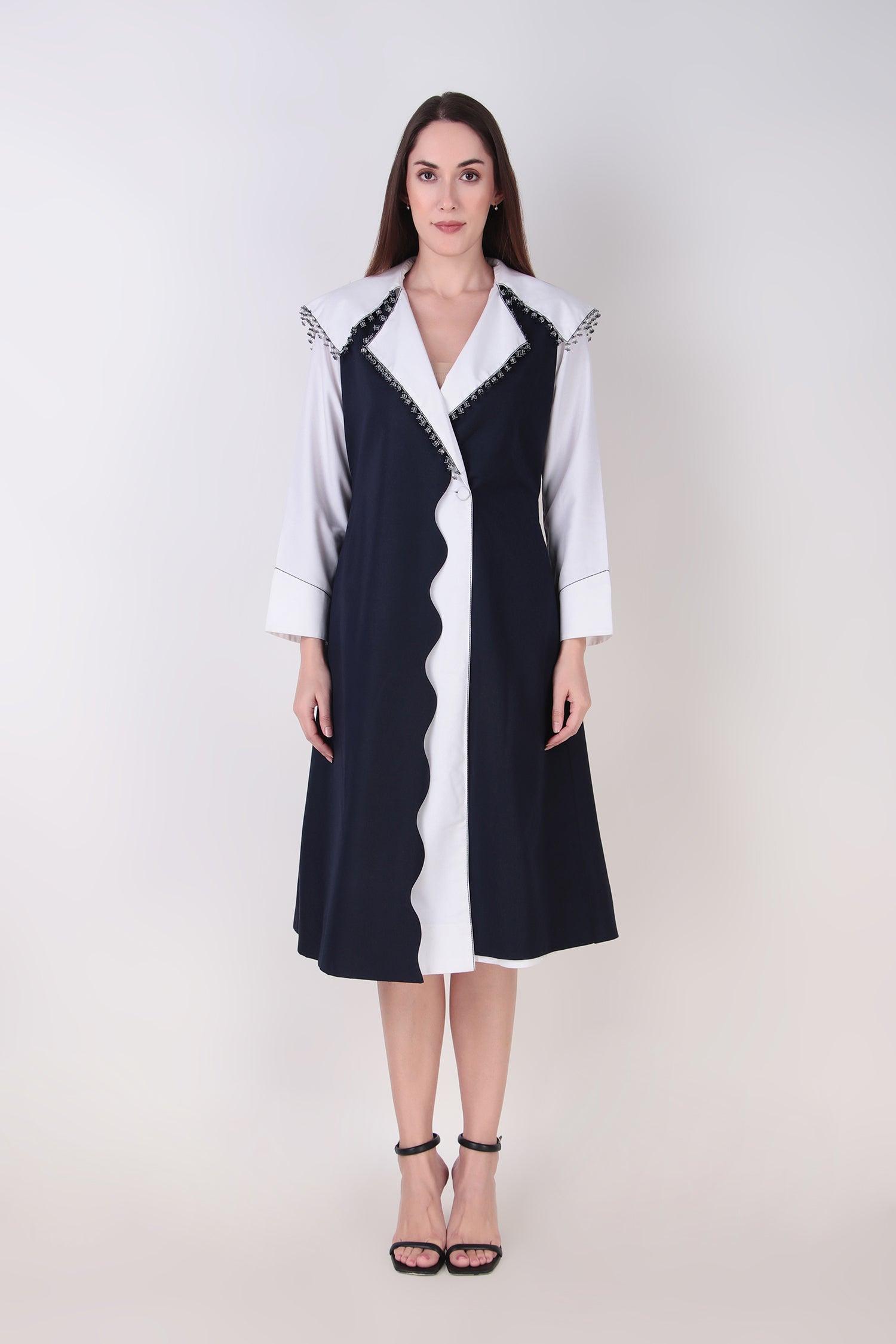 RIPPLE TRENCH WHITE AND NAVY