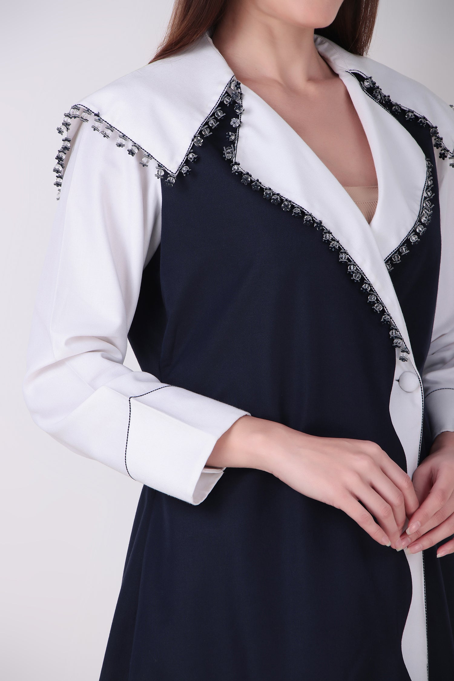 RIPPLE TRENCH WHITE AND NAVY