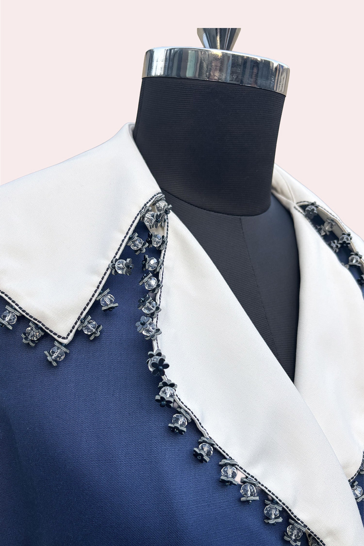 RIPPLE TRENCH WHITE AND NAVY